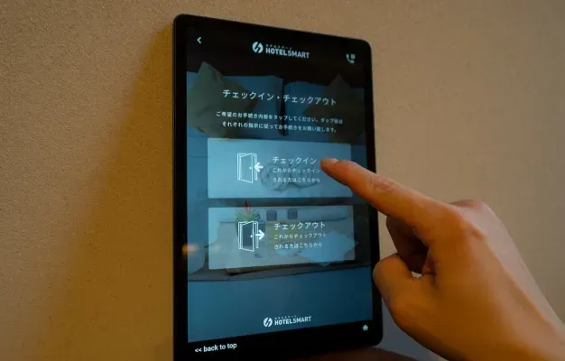 タブレット端末でチェックインを選択する様子