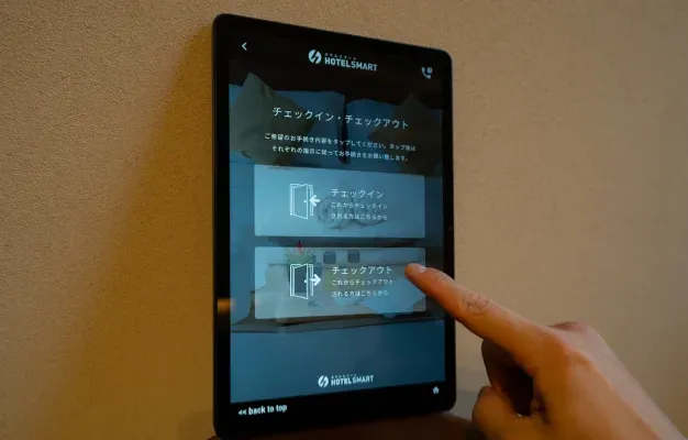 タブレット端末でチェックアウトを選択する様子
